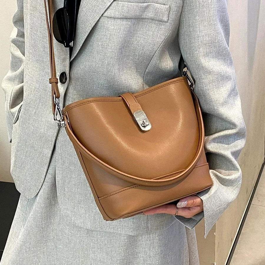 Genuine leather hand-held bucket bag, women's buckle, retro multi-pocket portable single-shoulder tote bag