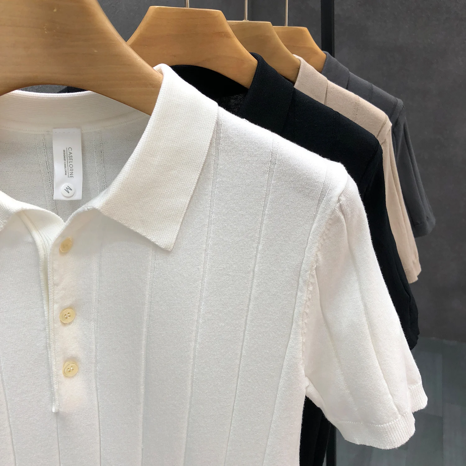 Camisa polo casual versátil respirável para homens no negócio de verão sem engomar camiseta fina nova cor sólida lapela listrada