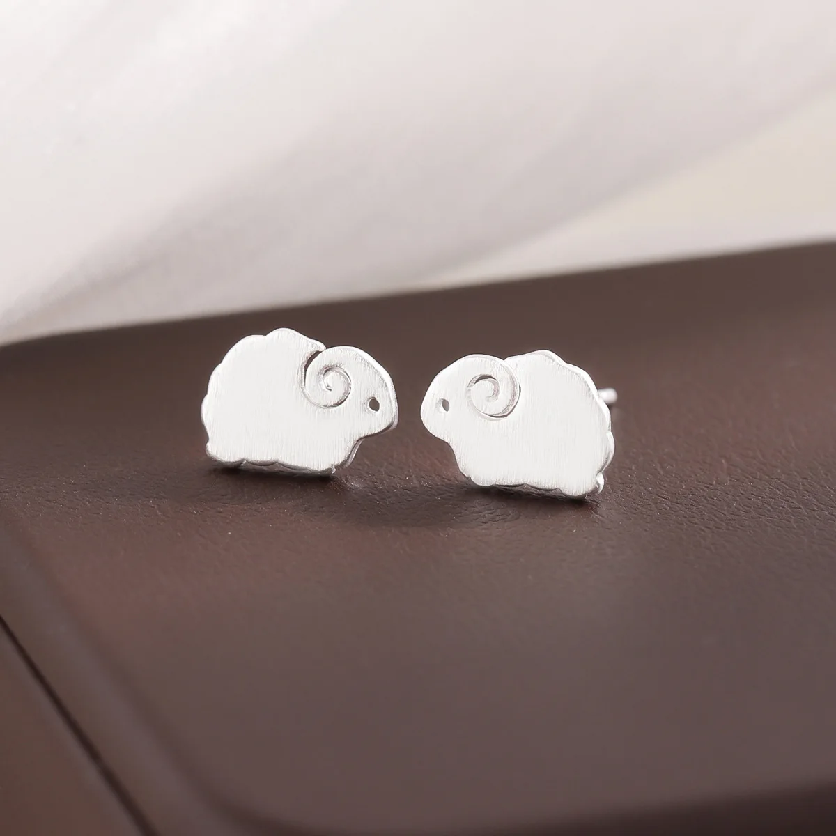 New Simple Cute Animal 925 Sterling Silver Fashion Jewelry Popular Sheep Lamb Drawing Exquisite Stud Earrings  E126