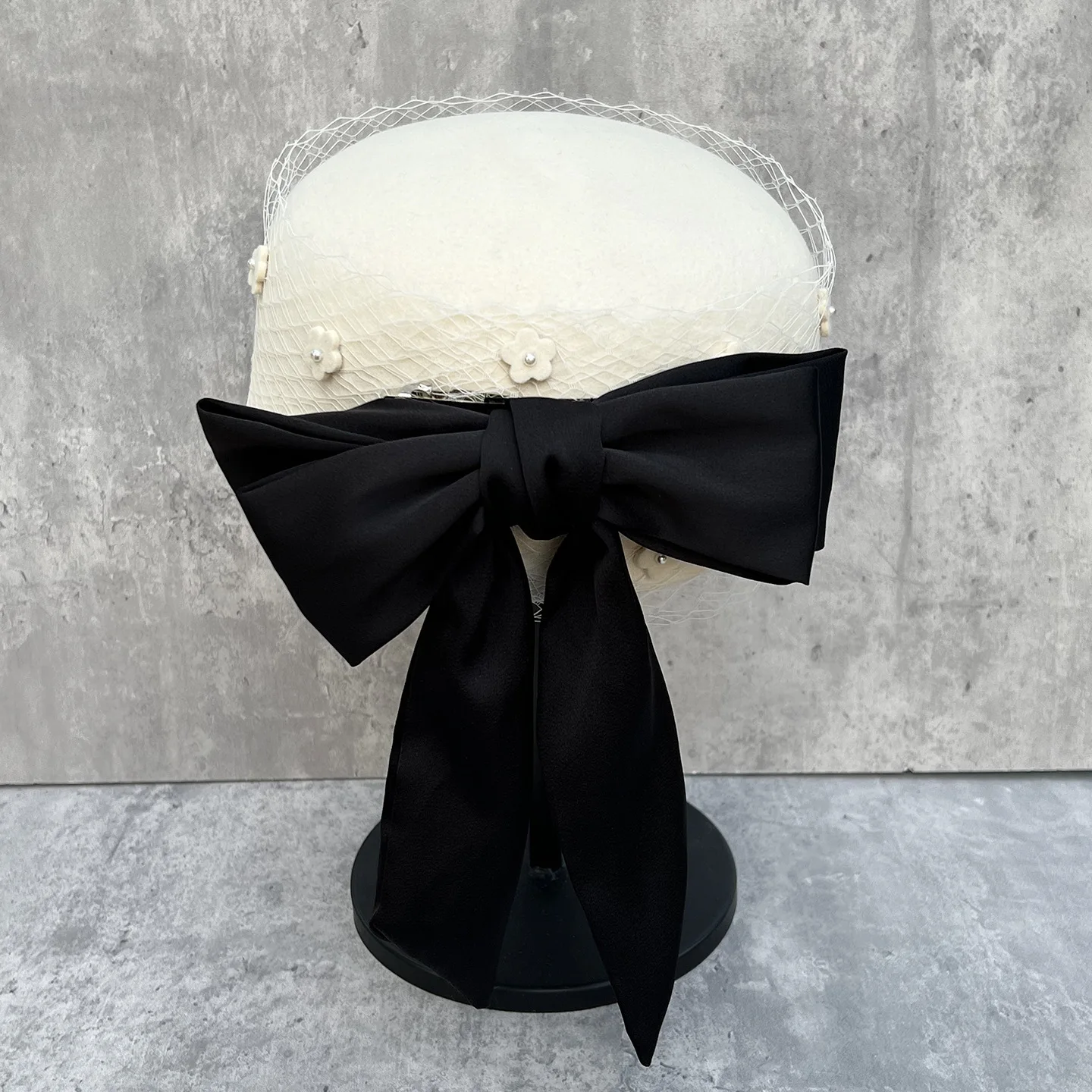 French Vintage Woolen Beret Hat Women's Autumn Winter Fashion Small Face Effect Butterfly Knot Tulle Hat Luxury Stewardess Cap