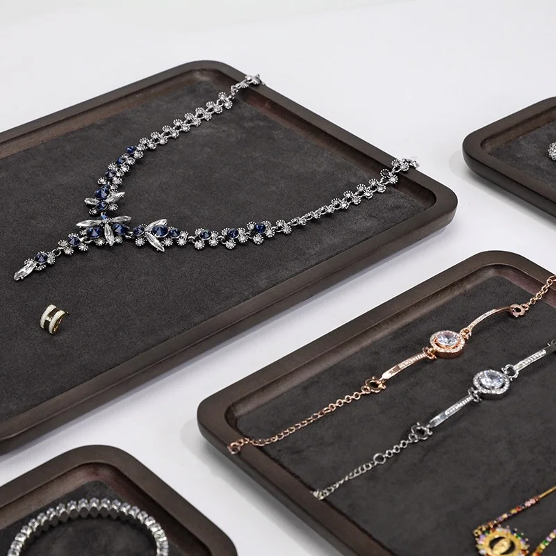 

Поднос для демонстрации ювелирных изделий из орехового дерева с серой замшево-подобной кожей, для демонстрации и хранения ожерелий, колец и других украшений