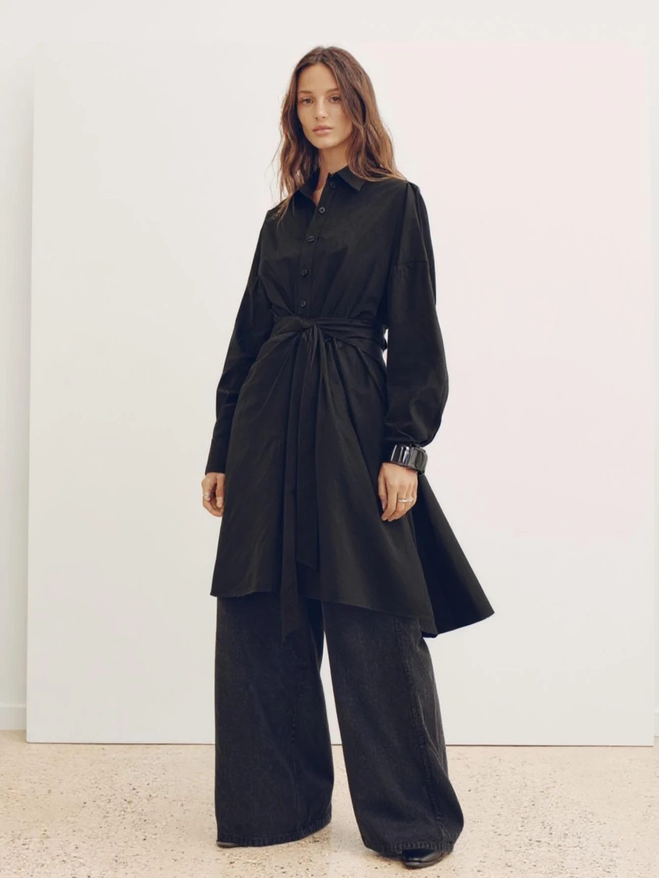 Damska sukienka midi z długim rękawem, kołnierzykiem, elegancka, gładka, do biura, na jesień i lato.