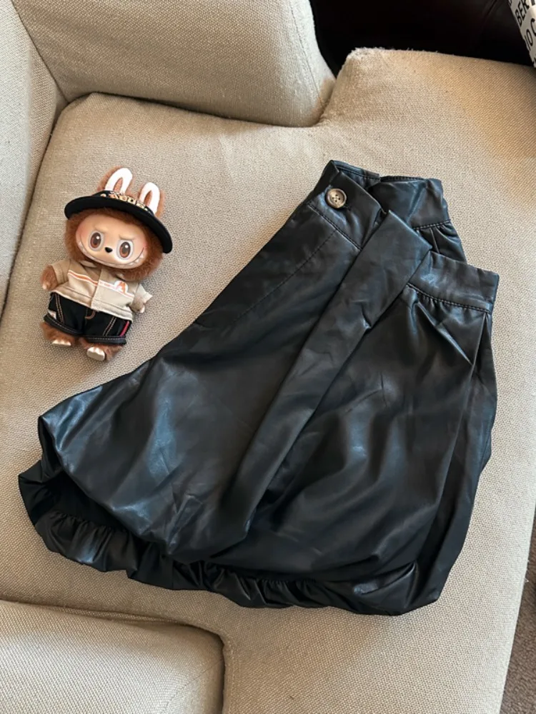 Retro PU-Leder Blumenknospen-Shorts Damen Herbst Winter neue hoch taillierte Mode Nische Persönlichkeit A-Linie Hose mit weitem Bein