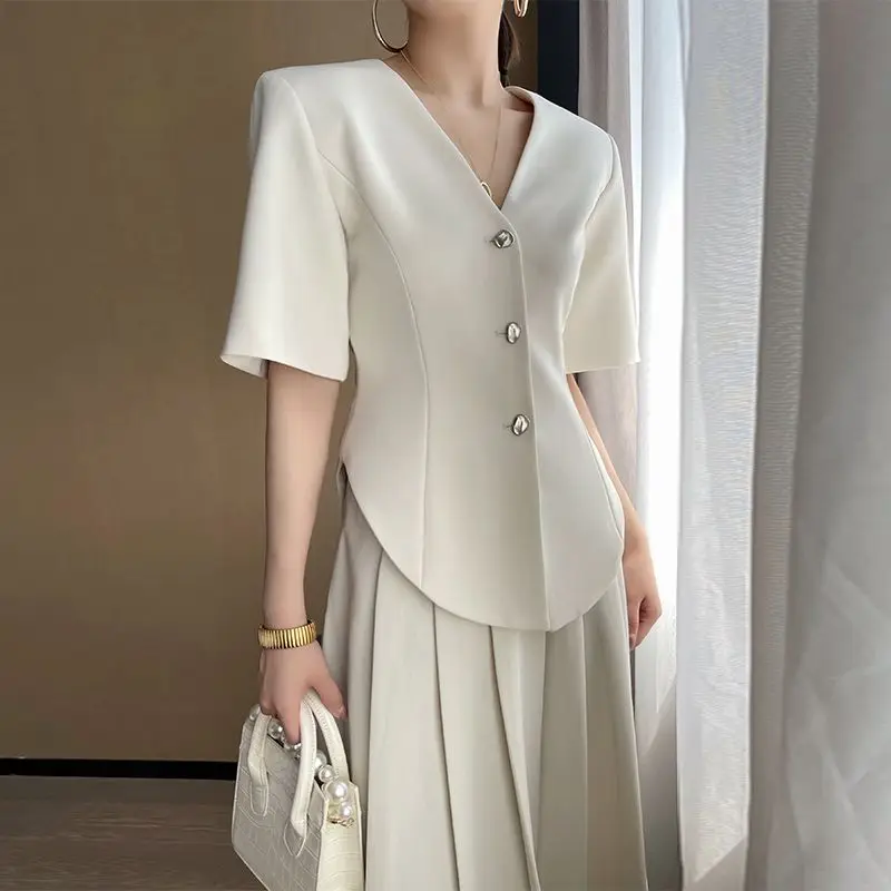 White short sleeved suit for women in summer 2024, with a sense of design and a trend of niche outerwear tops