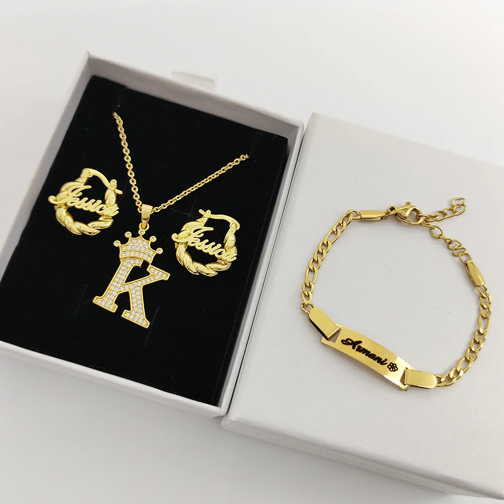 2025 اسم شخصي مجوهرات 3 قطعة مجموعة مخصصة الزركون رسالة تاج قلادة 18 مللي متر أقراط صغيرة هدية عيد ميلاد الطفل