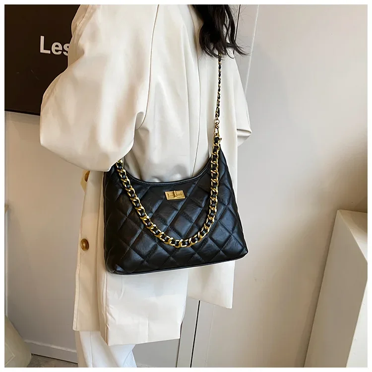 

2025 Lingge Pattern Chain Decorated Tote Bag Trendy New Arrival Perfect for Daily Commuting Style Underarm Bag