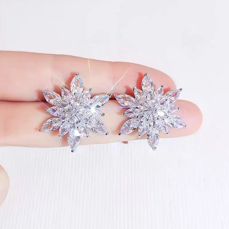 Exquisite Sparkling Crystal Snowflake Stud Earrings for Women Girls Temperament Flowers Rhinestone Earring Fashion Jewelry