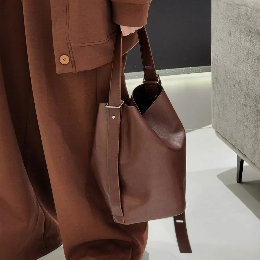 

2025 New Vegetable Tanned Cowhide Large Capacity Bucket Handbag Women's Versatile Shoulder Crossbody Versatile Casual Tote Bag
