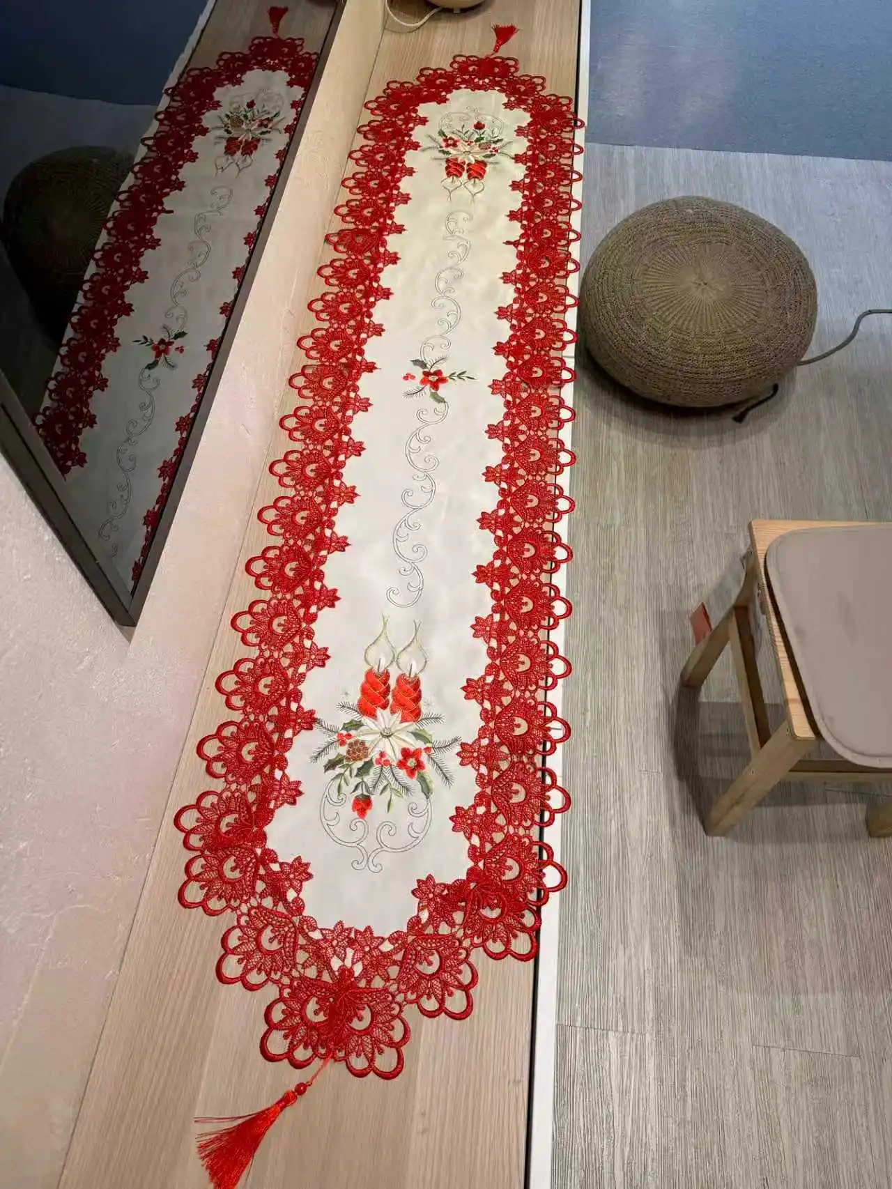 A White Christmas Candle Table Runner, Christmas Polyester Fiber Tassel Pendant Embroidered Table Runner, Suitable for Dining Tables, Coffee Tables, Shoe Cabinets, Dressers, Daily Home Decoration, and Christmas Decorat