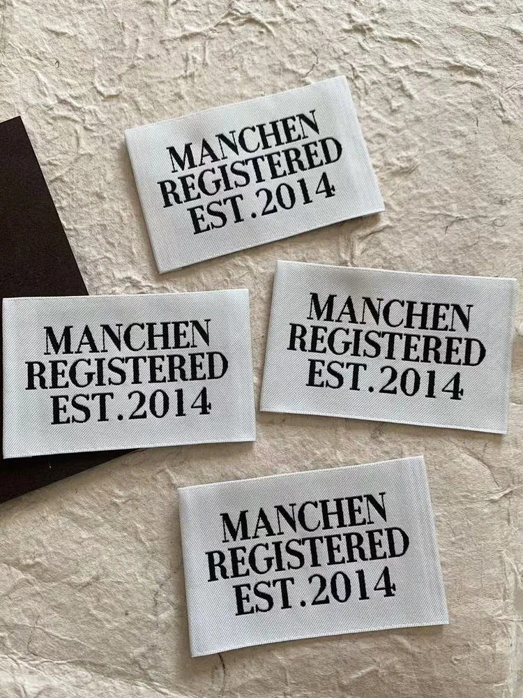 

Новая усовершенствованная простая индивидуальная тканевая этикетка-ярлык для одежды с деревянным крючком-застежкой, высококачественный дизайн, серо-бежевый цвет