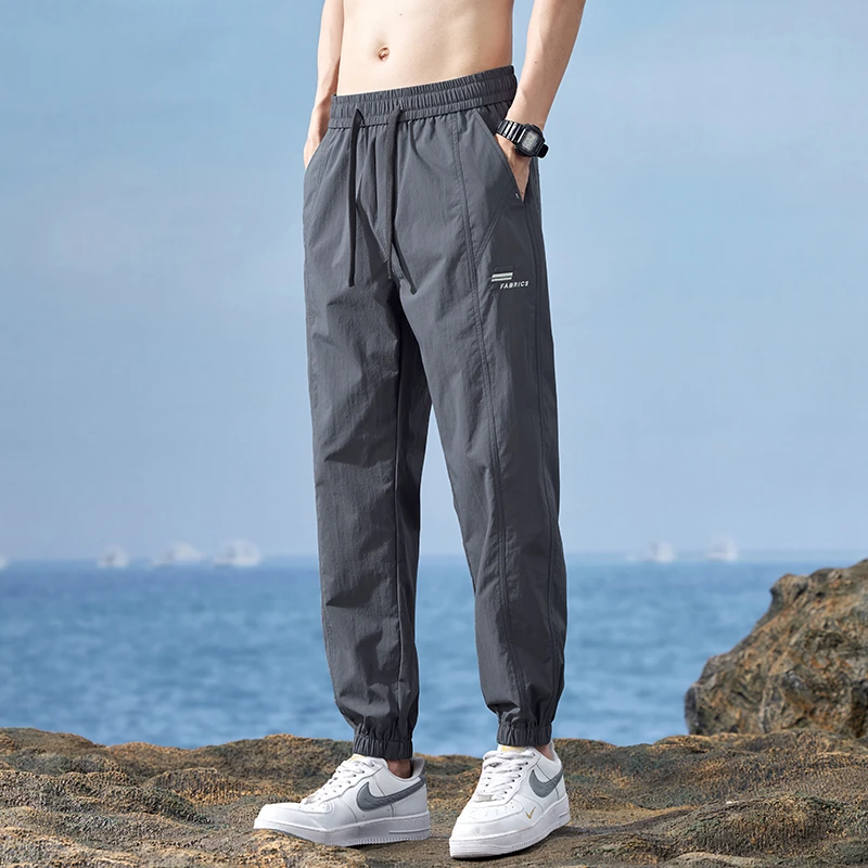 Calça fina masculina de seda gelada, calça esportiva da moda de secagem rápida, dedo do pé solto, calça apertada, verão 2024