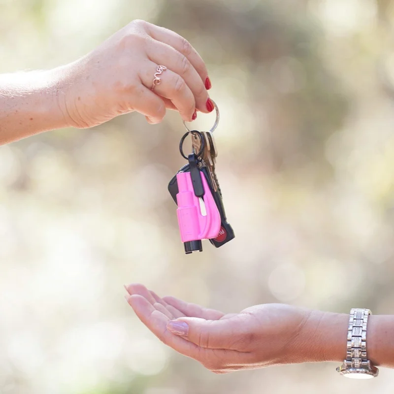 Noodsleutelhanger voor auto-ontsnappingsgereedschap, 2-in-1 veiligheidsgordelsnijder en raambreker Op een voertuig gemonteerde multifunctionele veiligheidshamer