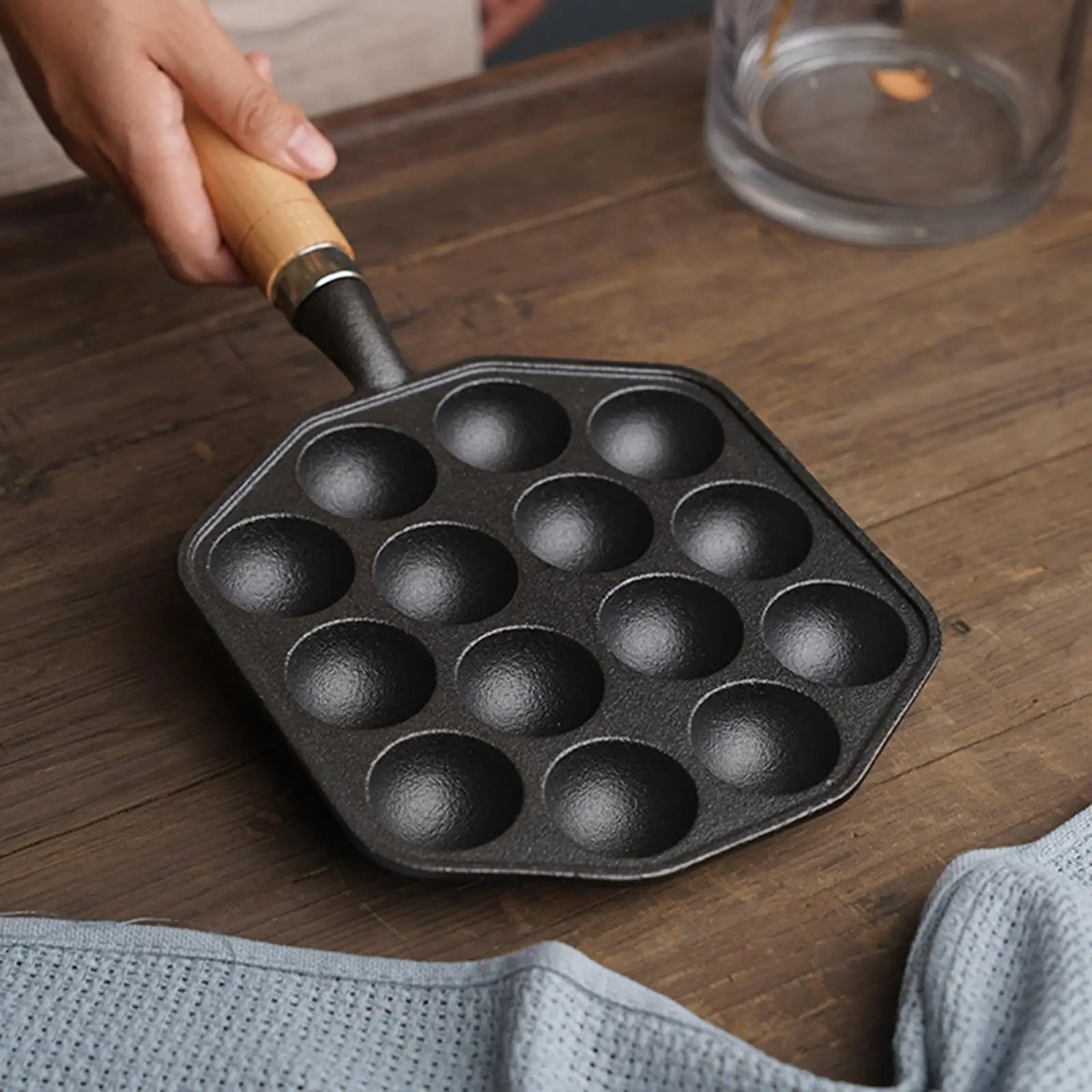 14 Holes Household Octopus Wok Cast Iron Uncoated Small Meatball Machine Commercial Baking Tray Shrimp Pulling Meatball Pot Mold