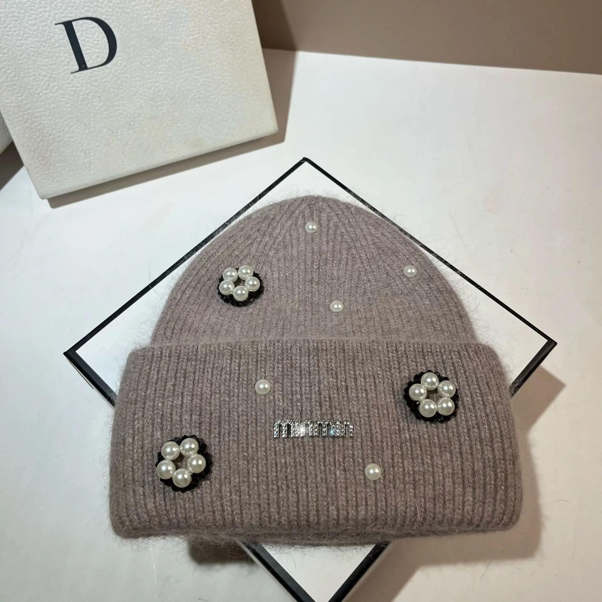 2026 جديد دقيقة نسخة الصناعة الثقيلة اللؤلؤ زهرة الصوف قبعة المرأة الشتاء الشمال الدافئة أرنب الشعر مزدوجة أضعاف حافة قبعات منسوجة