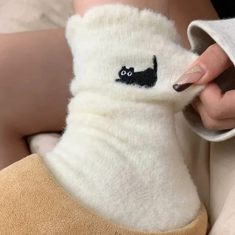 Calcetines suaves de terciopelo de visón para mujer, medias gruesas de tubo con bonito gato para invierno, calcetines peludos simples y acogedores para dormir, accesorios de moda