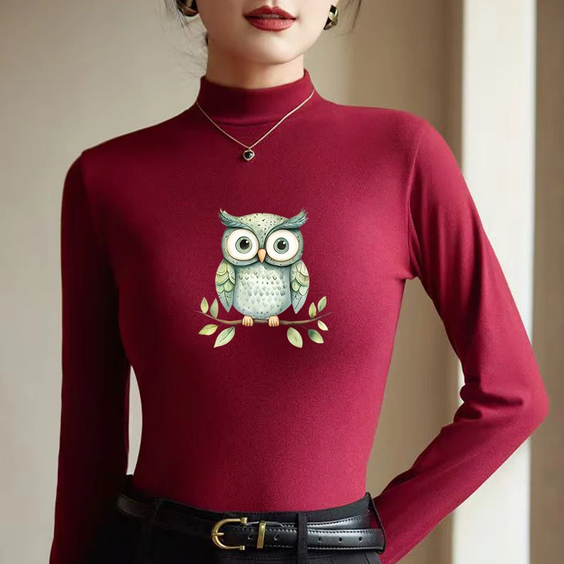 Camiseta térmica de manga larga para mujer, con cuello alto y forro polar, ideal para el invierno, con estampado de un búho verde sobre un fondo de ramas y motivos acuarelables, y diseño cálido.