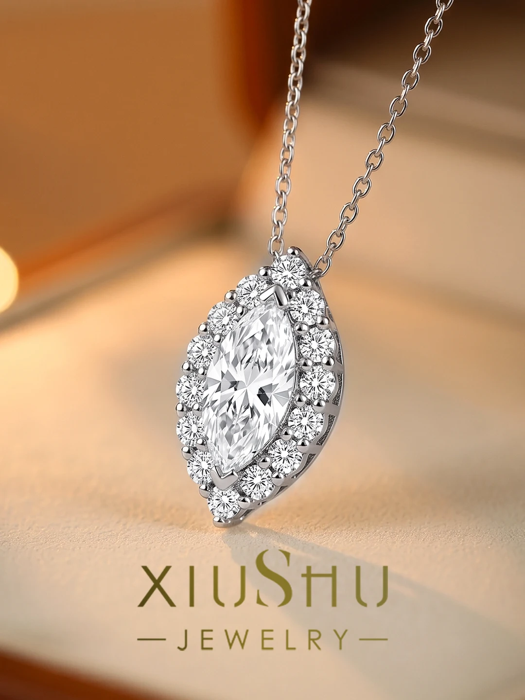 collier-elegant-double-couche-en-argent-avec-design-de-fermoir-et-petite-chaine-croisee-de-luxe-pour-adultes