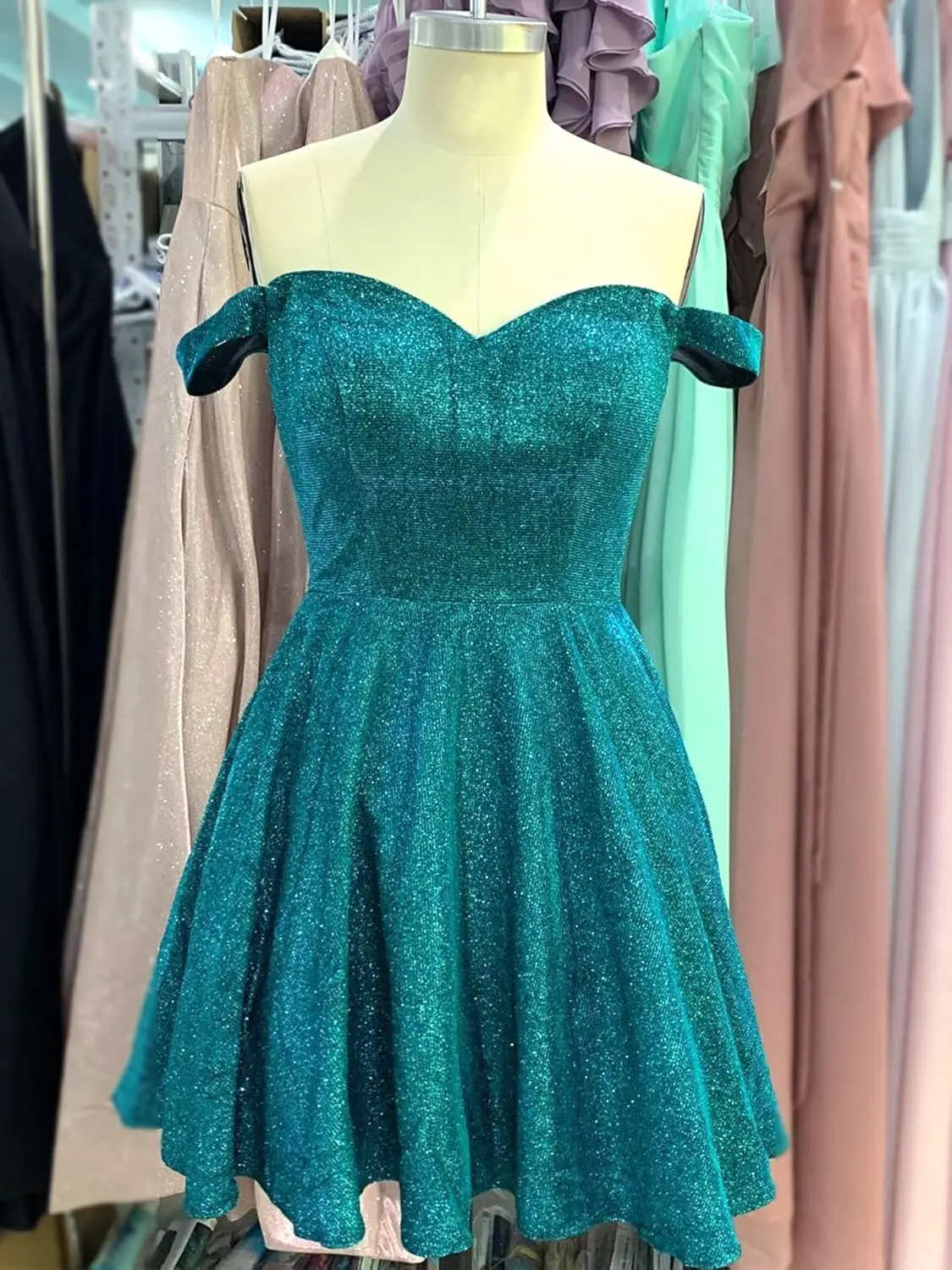 Abiti da ritorno a casa Una linea per ragazzi Abito corto da ballo glitterato con tasche con spalle scoperte Abito da festa di laurea 2026 Rosso intenso