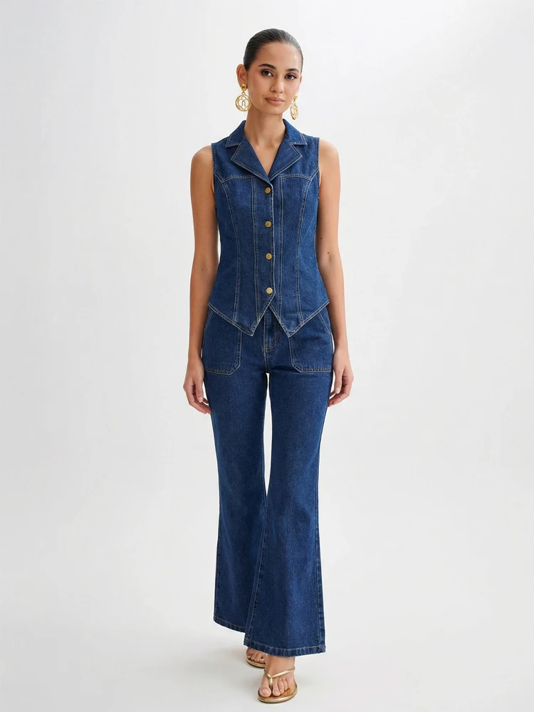 

Летние модные женские джинсовые костюмы 2026: трендовые ретро-комплекты с безрукавными жилетами на одной пуговице и джинсами с высокой талией, шикарные повседневные женские комплекты