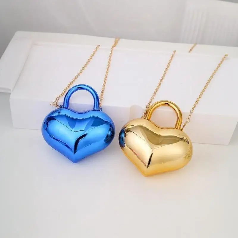 Metallische herzförmige Mini-Umhängetasche mit glänzendem Finish und abnehmbarem Kettenriemen, perfekt für Partys, Hochzeiten und Veranstaltungen. – Detail 3
