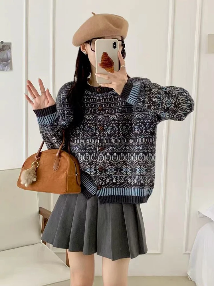 

Новинка 2025, корейская версия, вязаный свитер в стиле ретро, женский осенний свободный и узкий однобортный топ с длинными рукавами и пряжкой