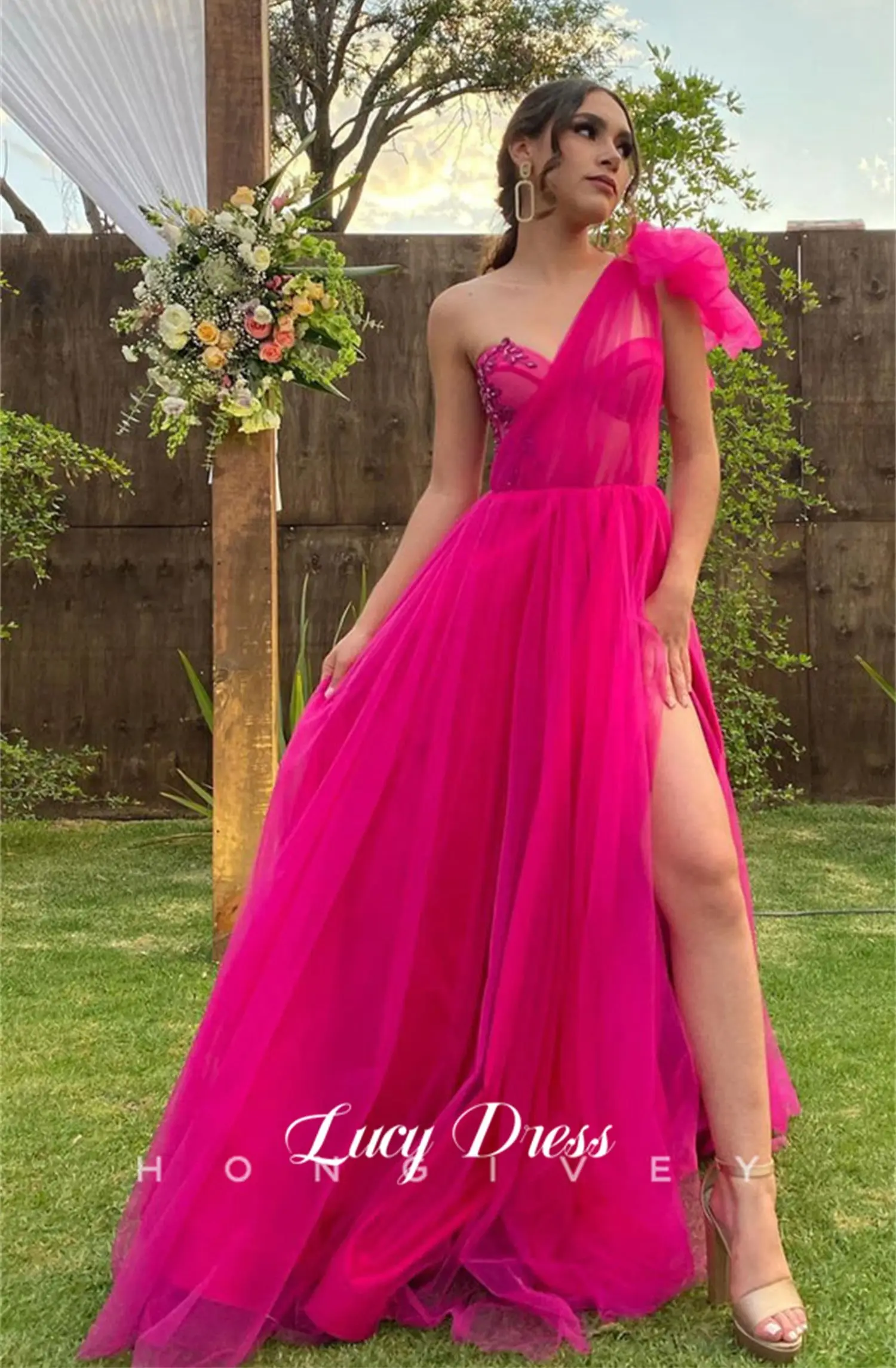 Lucy Party Dress Ball Gown Line A una spalla Sleeve Mesh fessura Rose Red Gala abiti da sposa per le donne elegante sera