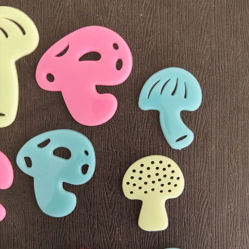 8pcs Luminous Mushroom Wall Stickers Lovely Plant Pattern Glow in the Night for The Room Ceiling Decoration Fluorescent Cartoon