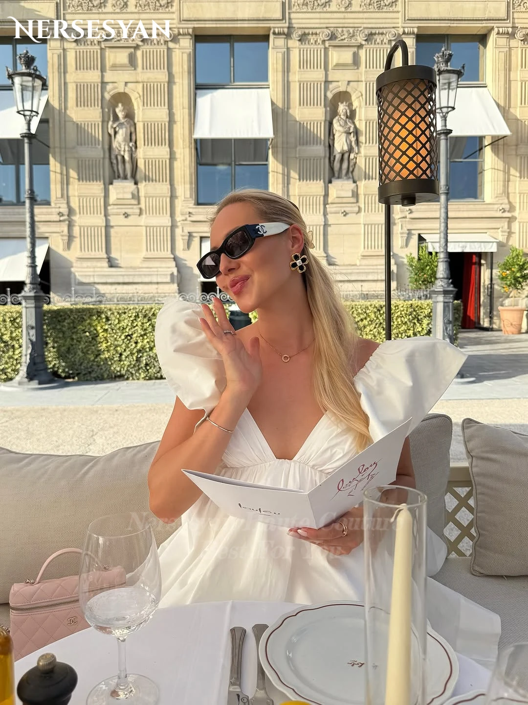 Nersesyan élégant Satin robes de bal col en V sans manches Mini robe d'invité robes de fête d'anniversaire 2025 robe d'été femme personnalisé