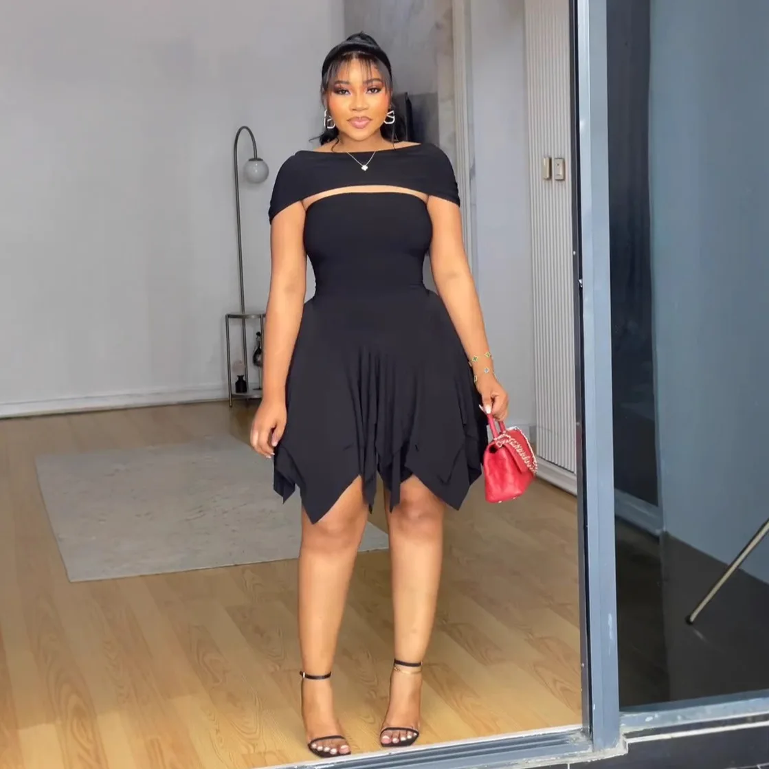 فستان نسائي صيفي غير منتظم بطبقات مزدوجة وتنورة قصيرة مع فتحة عنق حلوة وخصر محكم تصميم عصري 2025