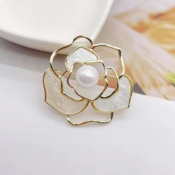 1PCS New Tulip Flower Golden Brooch Elegant Design Sense Rose White Stone Jewelry Luxury 2024 High Quality