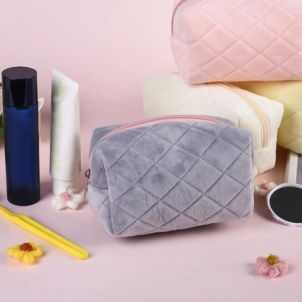 Plush Makeup Bag Cute Large Capacity Women Cosmetic Bag Portable Travel Toiletry Bag with Metal Zipper Cosmetic Organizer