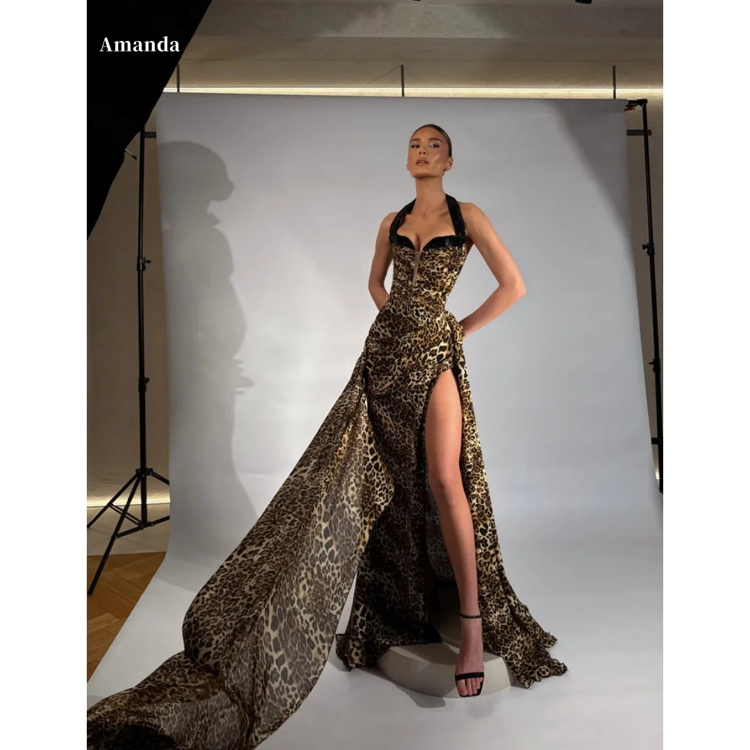 

Вечернее платье для выпускного бала от Amanda, индивидуальный пошив, с леопардовым принтом, на бретельках через шею, атласное, с корсетом, с высоким разрезом, модель 2026