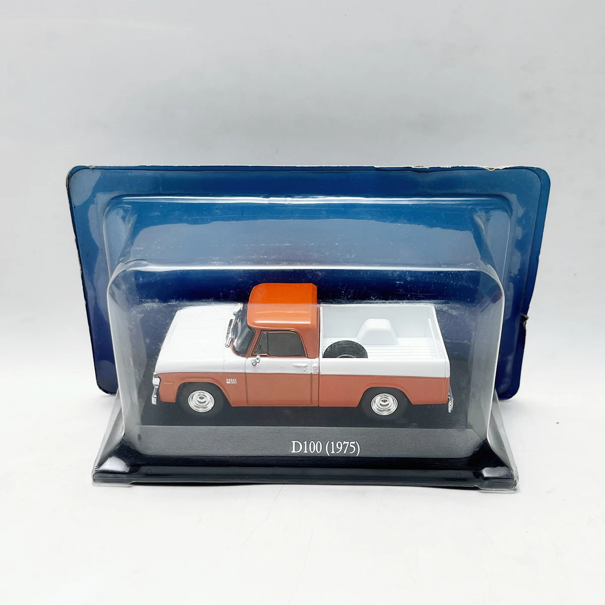 IXO Coche de Juguete a Escala 1:43 de Aleación Fundida a Presión, Camioneta Dodge D100 Naranja 1975, Modelo Clásico, Regalo para Adultos, Souvenir, Exhibición Estática
