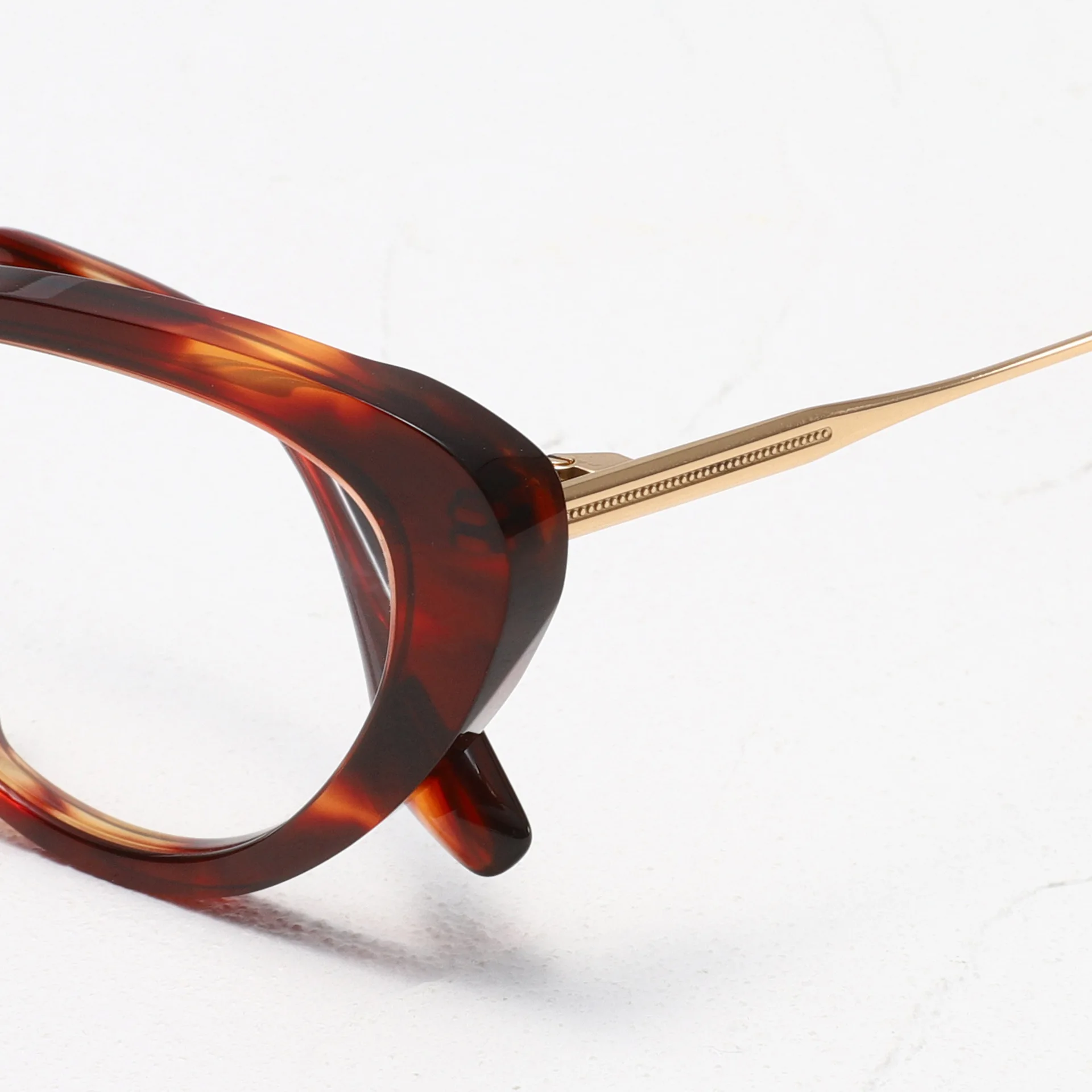 يمكن إطارات النظارات النسائية العصرية ذات وصفة طبية من خلات السلحفاة مع قصر النظر.