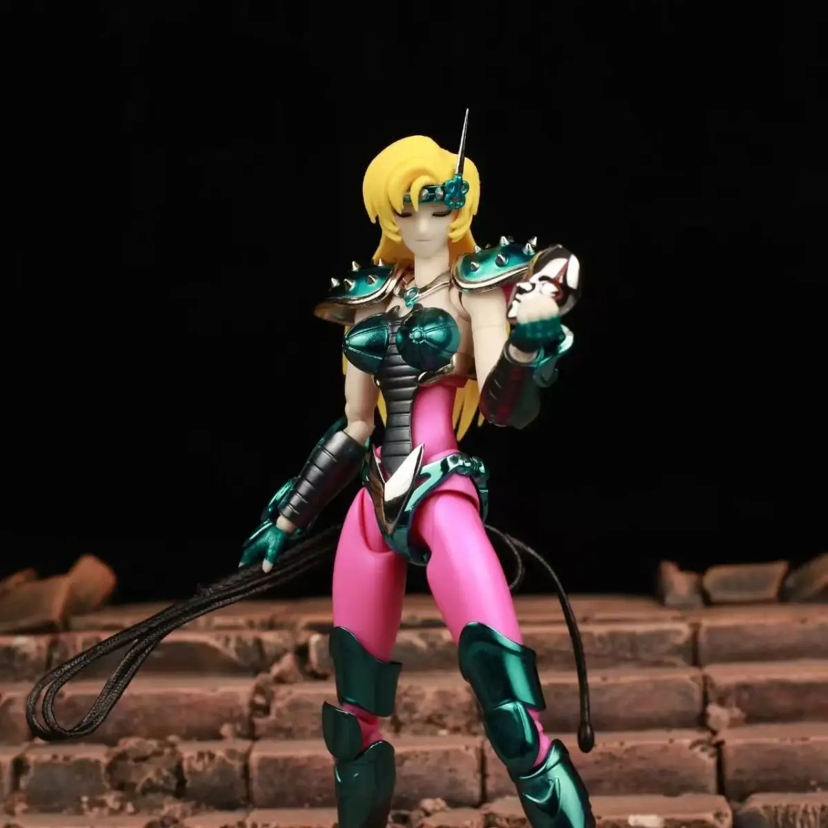 

Серебряный Saint Chameleon Jenny поставляется повседневными трусами и моделью фигурки на складе.