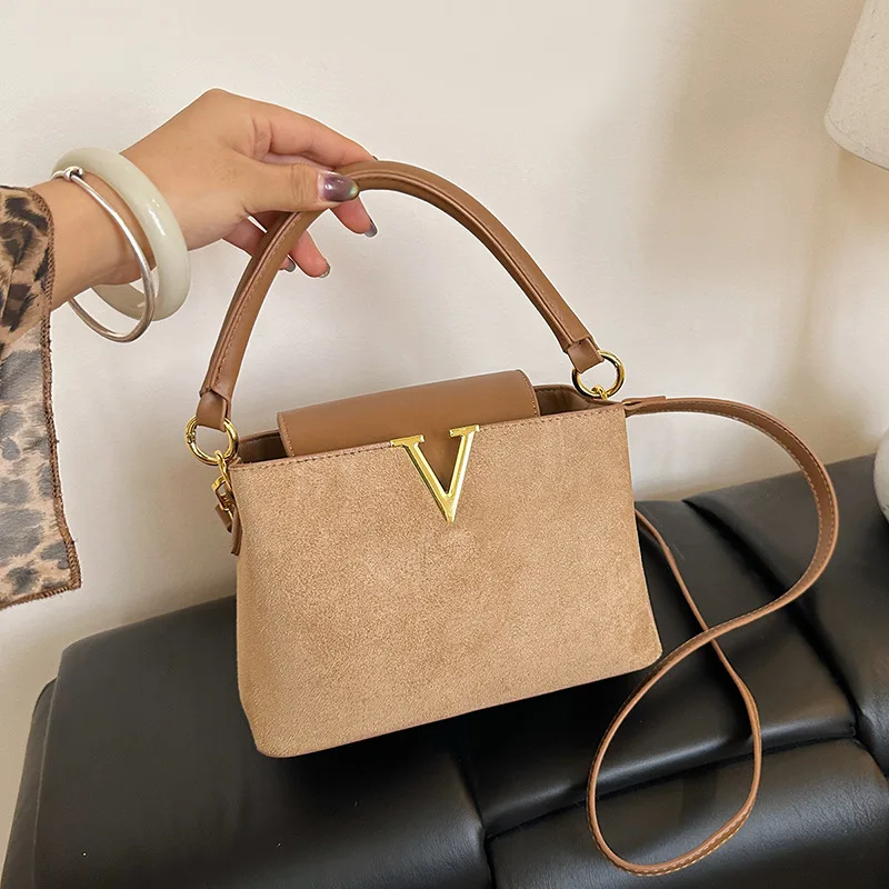 

2025 New Women's Vintage Velvet Crossbody Bag, Chic Adjustable Strap Shoulder Purse, Versatile for Daily Commute & Casual Use