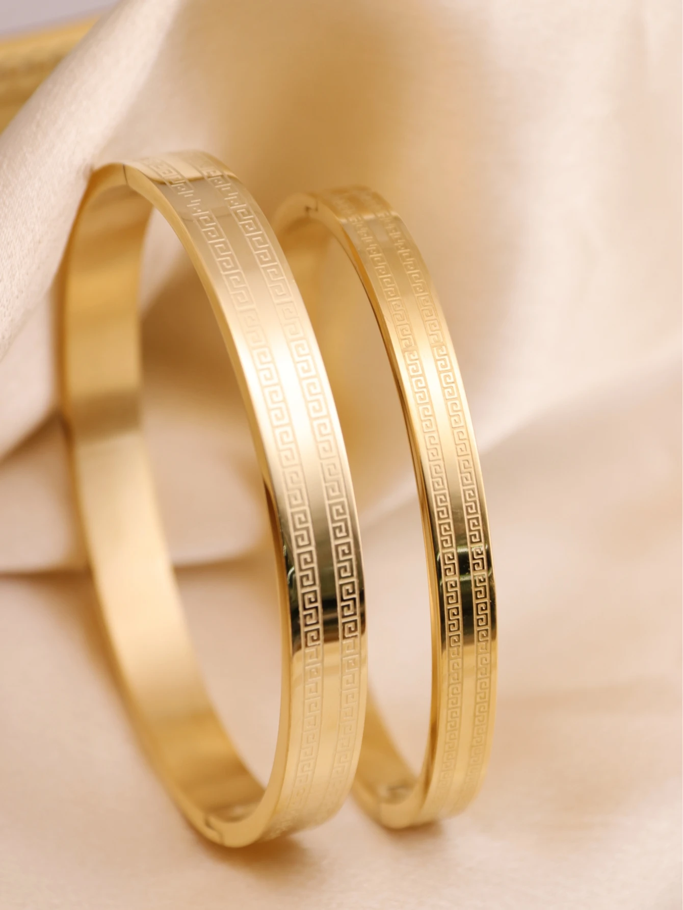 A Stainless steel fashion bangle