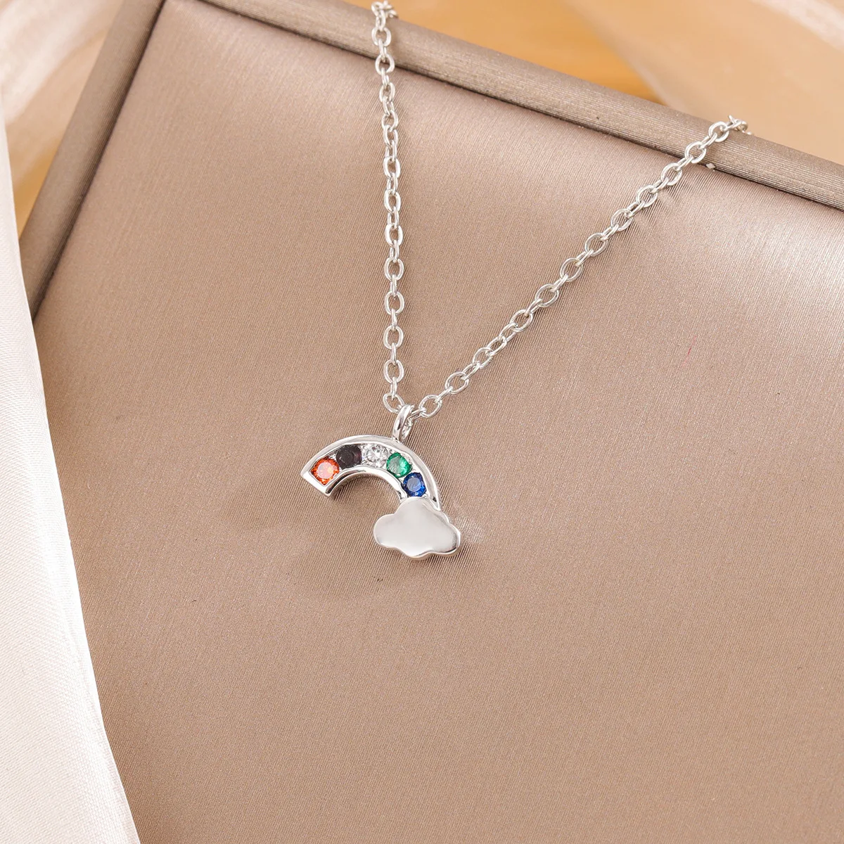 Wunderschöner bunter Temperament-Schmuck aus 925er-Sterlingsilber, süß nach dem Regen, Regenbogen-Kristall-Anhänger-Halsketten XL046