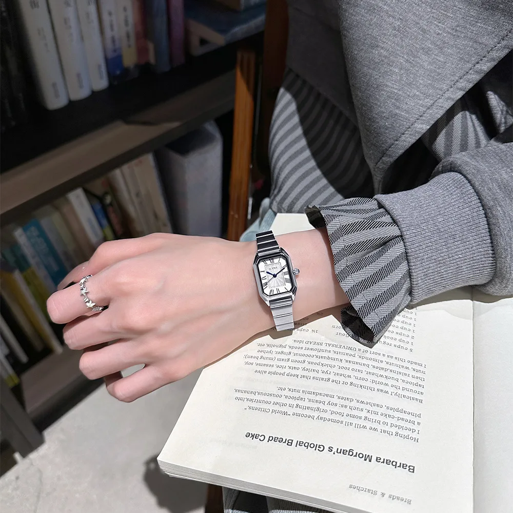 Nieuw licht luxe retro rechthoekig stalen bandhorloge met stalen band voor dames, eenvoudig temperament, koppelhorloge, luxe horloge van hoge kwaliteit