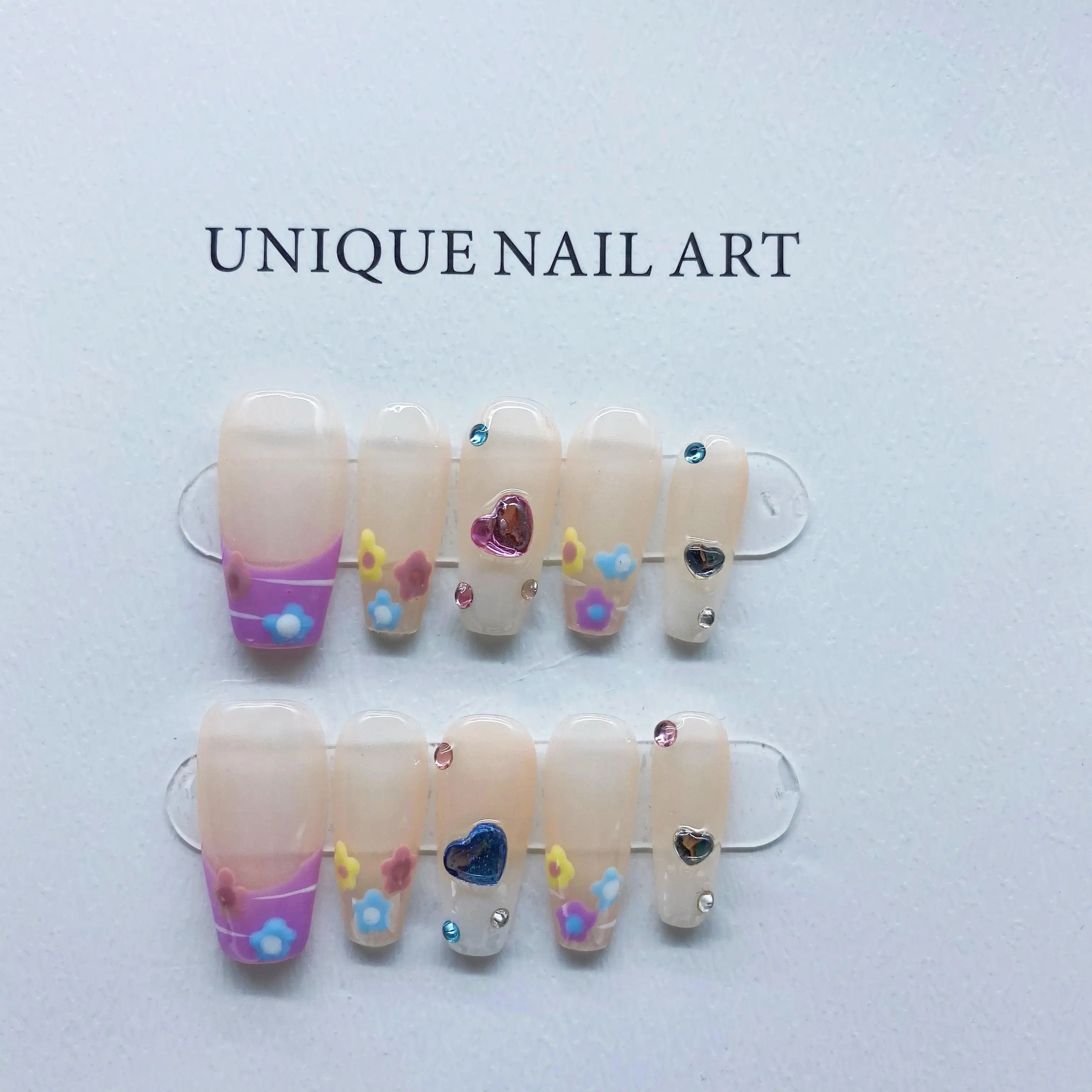 Middellange Franse handgeschilderde kleurrijke bloemen Afneembaar Herbruikbaar Hoge kwaliteit Elegant Wit Handgemaakte pers op nagels.No.C138