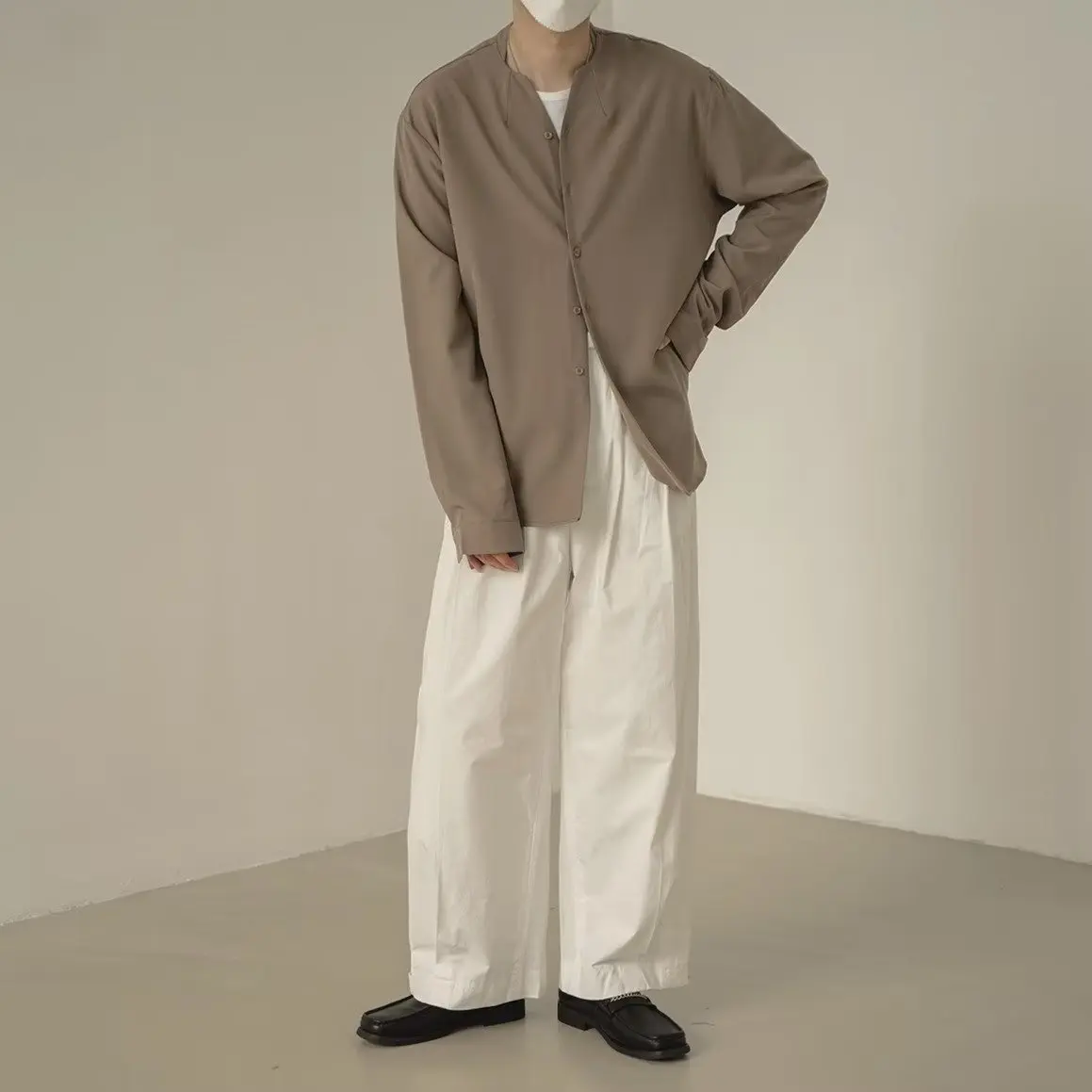 جديد الربيع والصيف بلون الياقة قميص طويل الأكمام للرجال اللف كسول نمط Ins قميص شيفون فضفاض غير رسمي