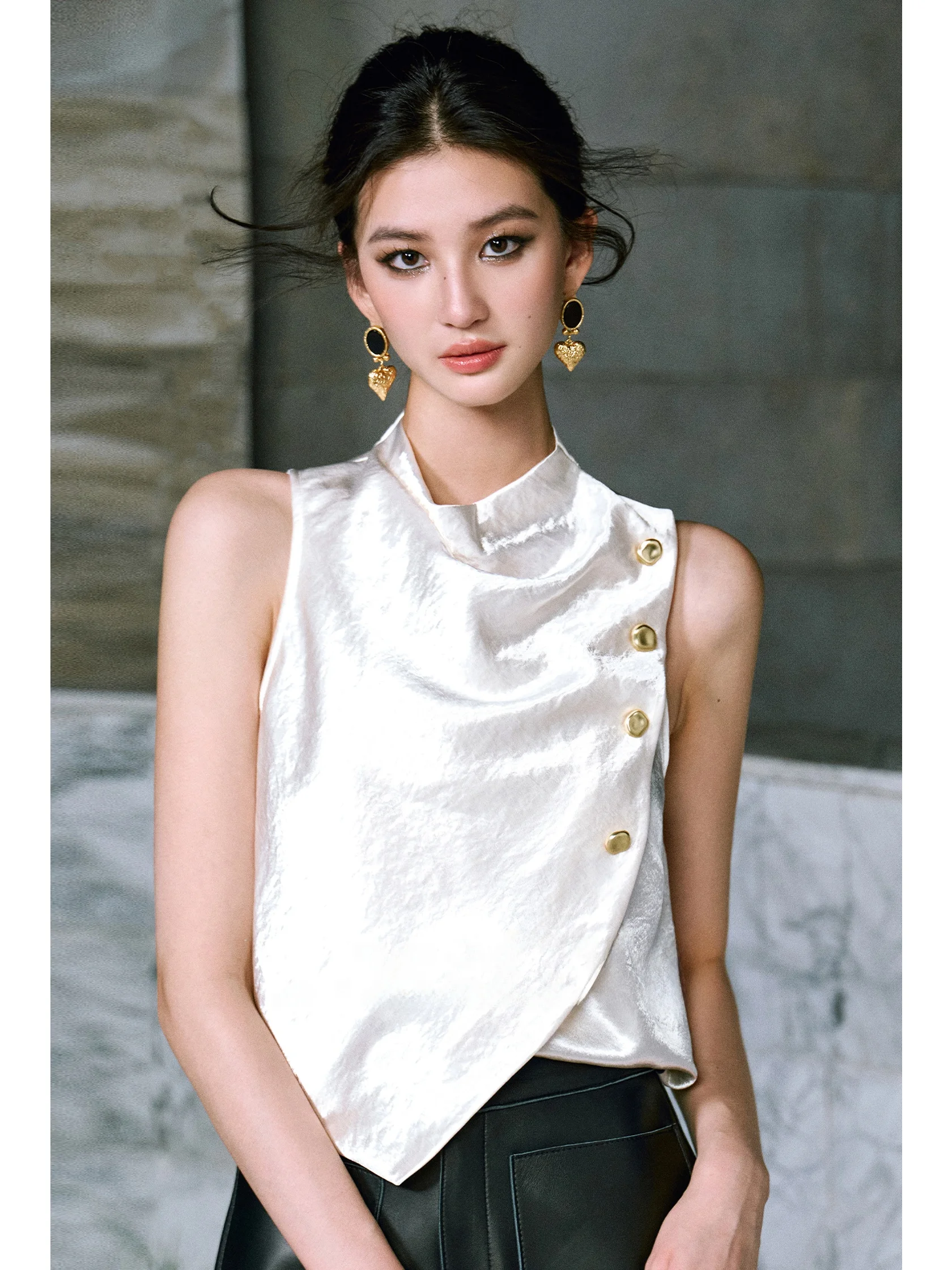 

Wangxo Silk Acetate Satin Texture Sleeveless Shirt Folded Collar Metal Buckle Smooth Drapey Ladylike Commute Style Women's Top
