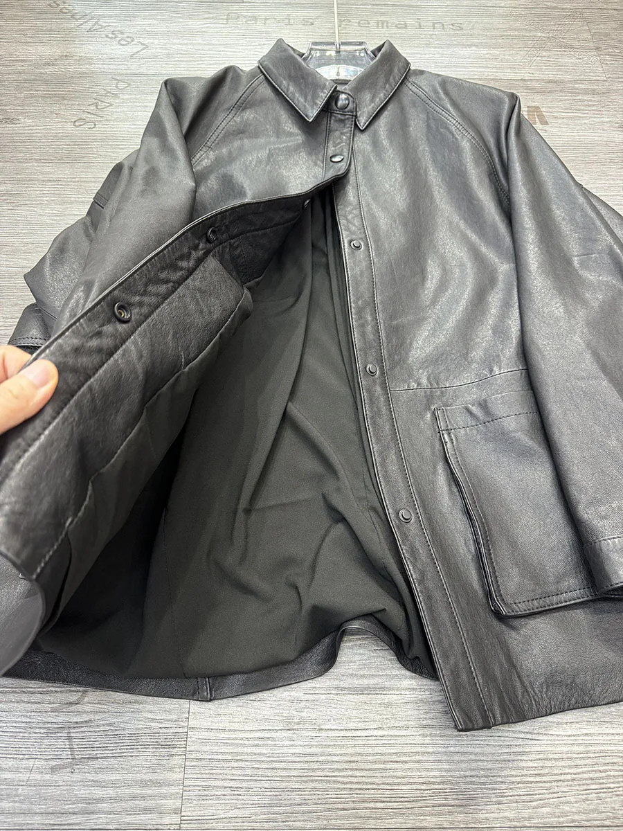 Modna kurtka skórzana premium z kożuchowym kołnierzem, opuszczonymi ramionami i luźnym krojem dla kobiet