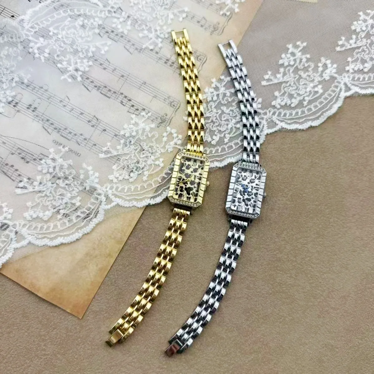 ساعة نسائية أنيقة أحدث الاتجاهات الأوروبية الأمريكية خمر ليوبارد طباعة الطلب سبائك الزنك حزام (استيك) ساعة الإكسسوارات