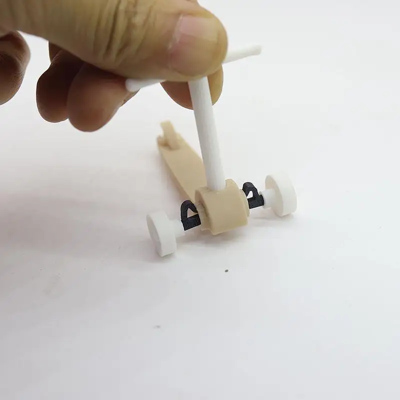 Mini scooter per casa delle bambole da 1 pezzo Giocattolo divertente Regalo di compleanno per bambini Decorazione da tavolo Simulazione Modello di scooter in miniatura