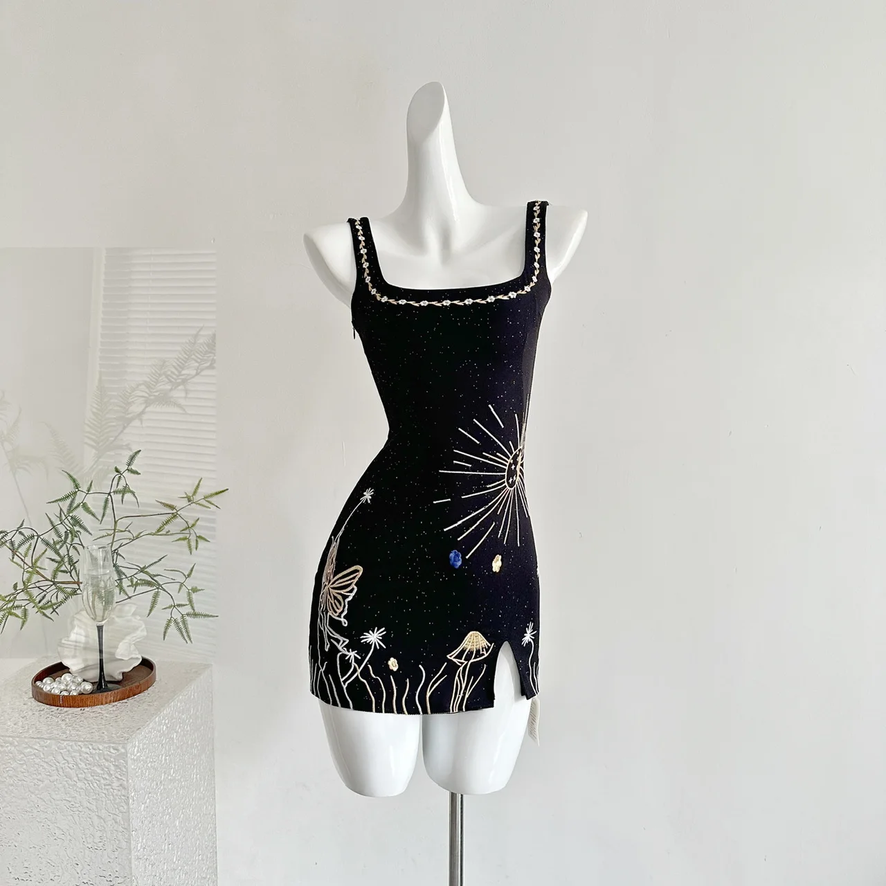 Letnia Damska Mini Seksowna Sukienka Y2k Wieczorowa Imprezowa Gyaru Bez Rękawów Modna Obcisła Estetyczna Haftowana Vintage Rozcięcie Cami