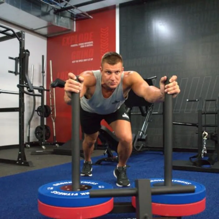 Traîneau lesté robuste pour la poussée, la traction et l'entraînement de sprint |   Bras de poussée amovibles |   Compatible avec les plaques olympiques |   Intérieur