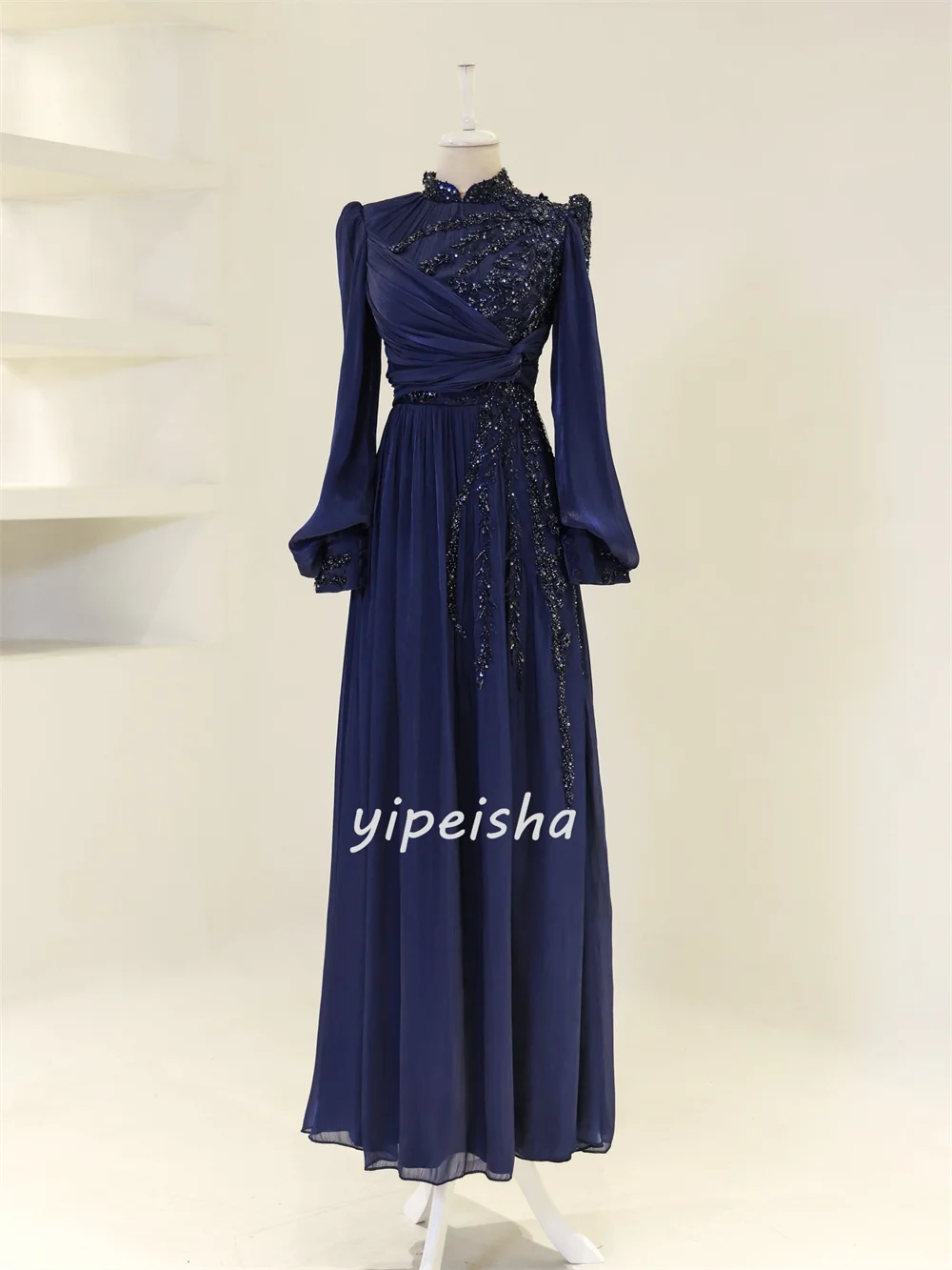 Abiti lunghi personalizzati con collo alto dritto increspato con perline in chiffon di moda di alta qualità Abiti da cerimonia su misura squisiti