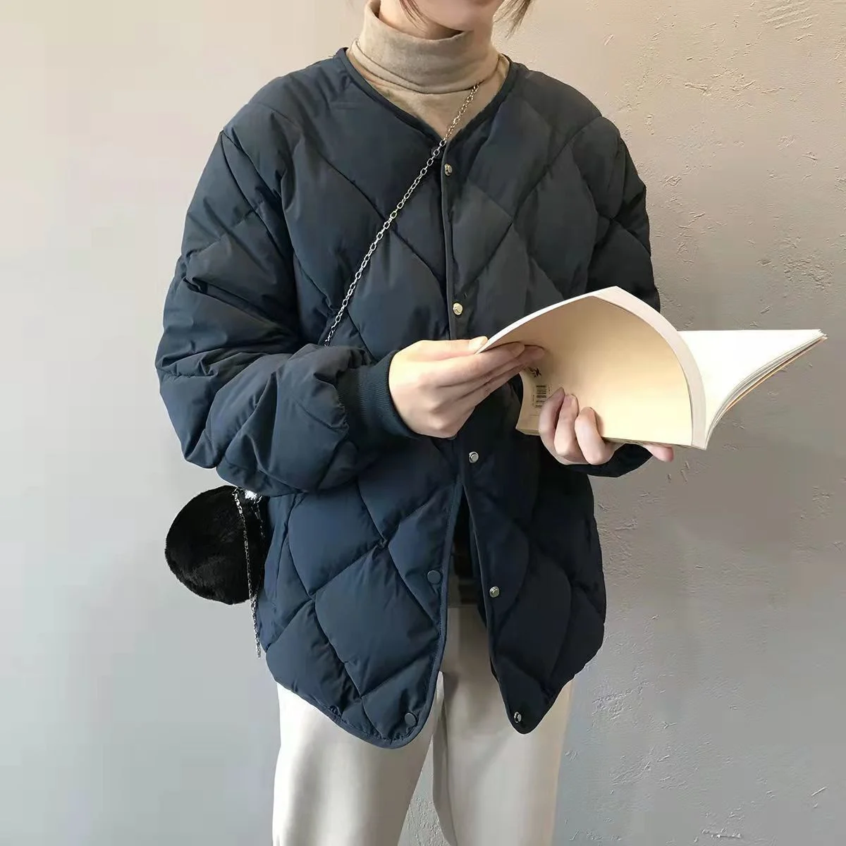 เสื้อโค้ทแขนยาว คอทรงโอ สำหรับผู้หญิง สไตล์ลำลอง ใส่ได้ทั้งฤดูใบไม้ร่วงและฤดูหนาว กระดุมแถวเดียว แฟชั่นปี 2025 ผ้าทึบ อุ่น บุผ้านวม