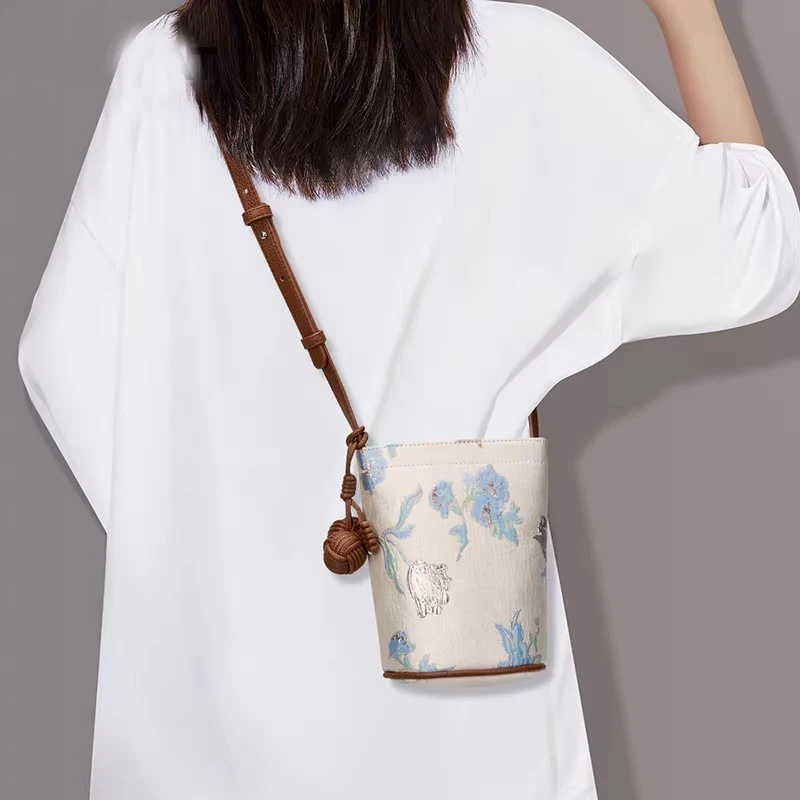 

French Retro Bamboo Handbag with Luxurious Gold Embossed Flowers, High-End Exquisite Small Bag,2026New Chinese Style Casual Vers